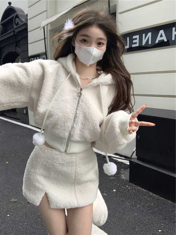 Dvostruki ženski kostim s kapuljačom i kratkom suknjom; poliester 70–80%; šivanje: splicing; zimska 2023 kolekcija; žena, gradski stil