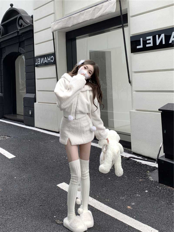 Dvostruki ženski kostim s kapuljačom i kratkom suknjom; poliester 70–80%; šivanje: splicing; zimska 2023 kolekcija; žena, gradski stil