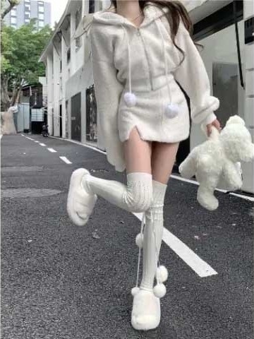 Dvostruki ženski kostim s kapuljačom i kratkom suknjom; poliester 70–80%; šivanje: splicing; zimska 2023 kolekcija; žena, gradski stil