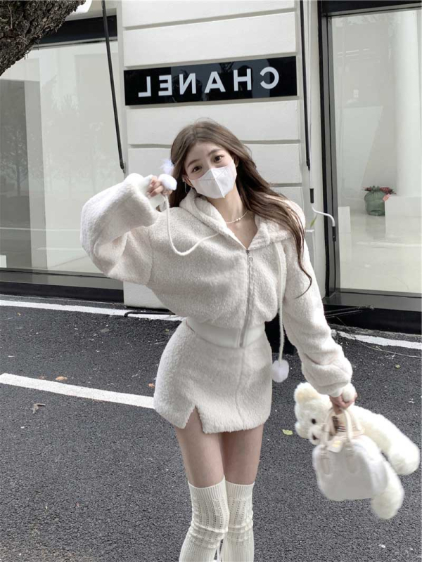 Dvostruki ženski kostim s kapuljačom i kratkom suknjom; poliester 70–80%; šivanje: splicing; zimska 2023 kolekcija; žena, gradski stil