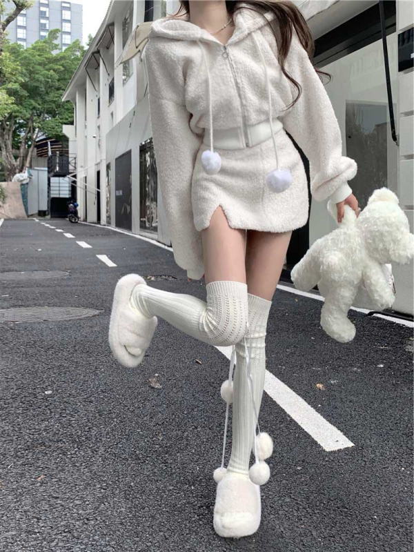 Dvostruki ženski kostim s kapuljačom i kratkom suknjom; poliester 70–80%; šivanje: splicing; zimska 2023 kolekcija; žena, gradski stil