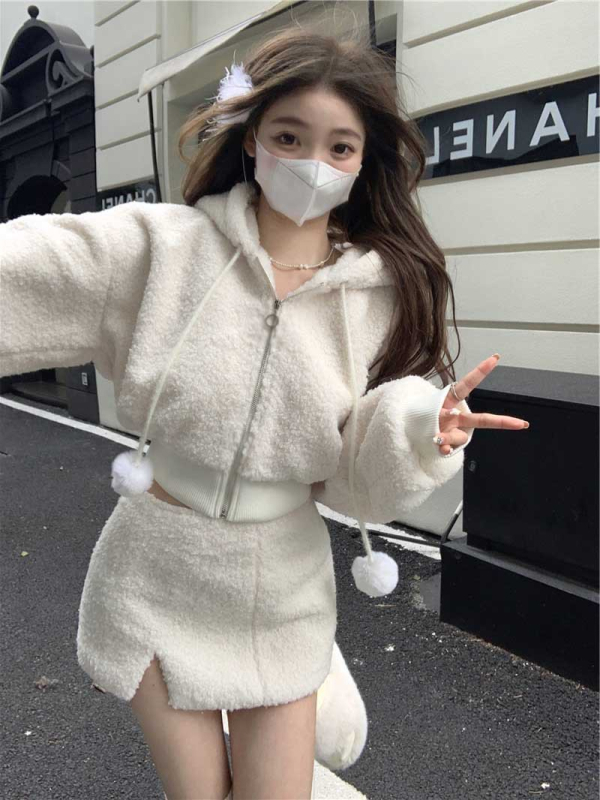 Dvostruki ženski kostim s kapuljačom i kratkom suknjom; poliester 70–80%; šivanje: splicing; zimska 2023 kolekcija; žena, gradski stil