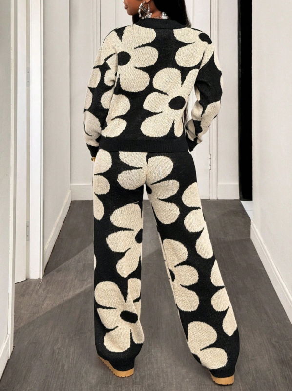 Ženski pleteni kostim s puloverom i hlačama, cvjetni džakard uzorak, višebojan, jesen-zimska moda, elegantan gradski stil.