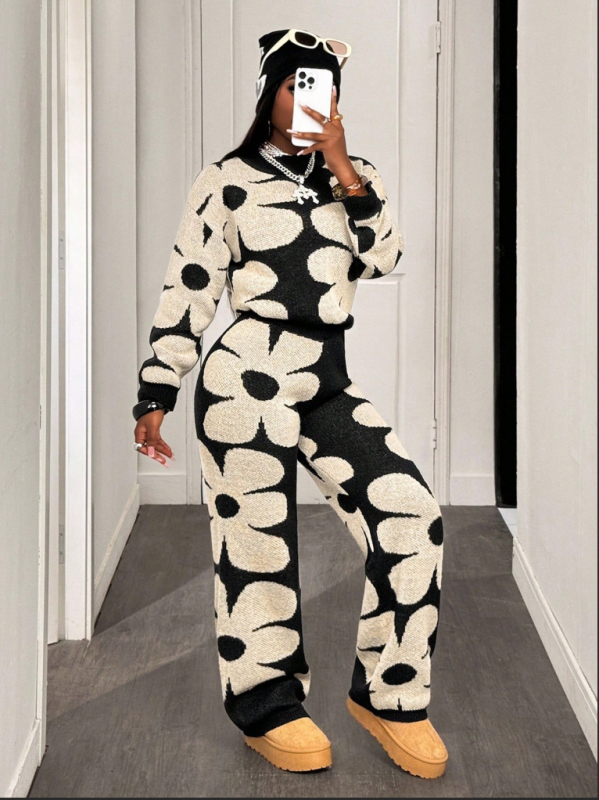 Ženski pleteni kostim s puloverom i hlačama, cvjetni džakard uzorak, višebojan, jesen-zimska moda, elegantan gradski stil.