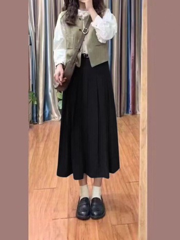 Kostim s suknjom | suknja srednje dužine, patchwork detalji, pamuko-poliester smjesa, jesen 2025, elegantan gradski stil