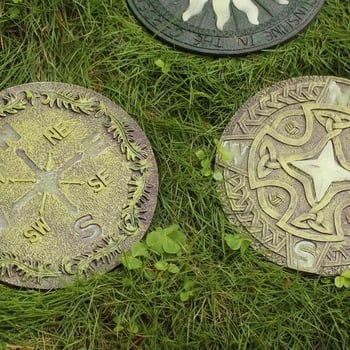 Смолна градинска декорация — стоящ декоративен стъпков камък за двор, картонена опаковка