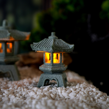 Klasszikus homokkő lámpás dísz gravírozott részletekkel az íróasztalhoz és mini tájjal