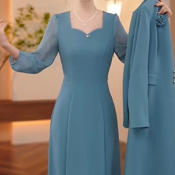 Jesenski 2025: dvodjelni set — haljina srednje duljine s sakoom, elegantan uredski stil, dekolte u obliku srca