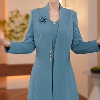 Jesenski 2025: dvodjelni set — haljina srednje duljine s sakoom, elegantan uredski stil, dekolte u obliku srca