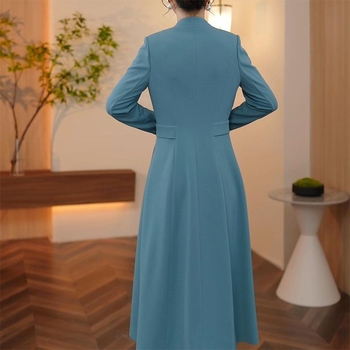 Jesenski 2025: dvodjelni set — haljina srednje duljine s sakoom, elegantan uredski stil, dekolte u obliku srca