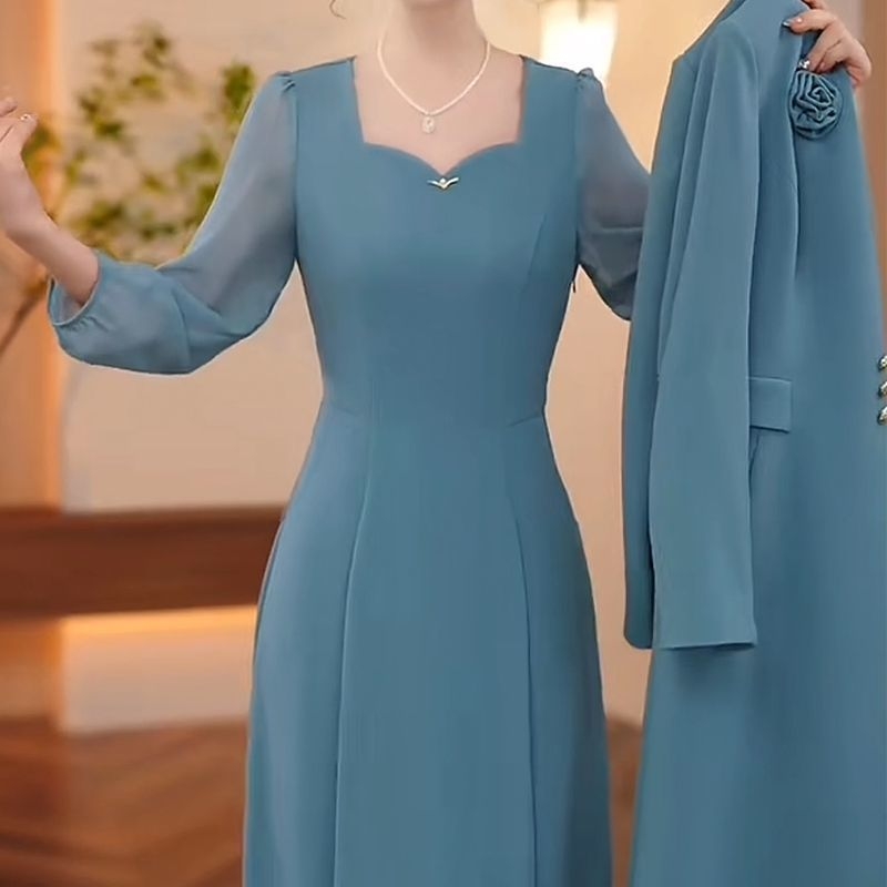 Jesenski 2025: dvodjelni set — haljina srednje duljine s sakoom, elegantan uredski stil, dekolte u obliku srca