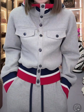 Dvodijelni casual set: hoodie i ravne hlače, PVC tkanina, jesen 2025, otisak i bojanje, kraljevski stil