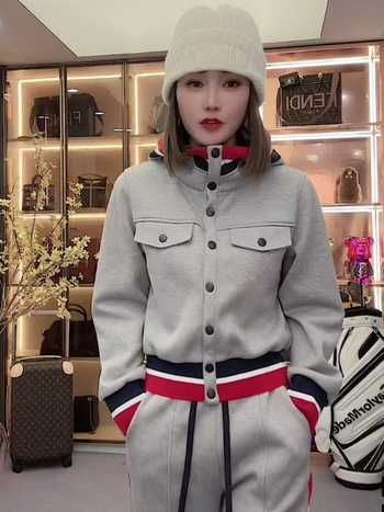 Dvodijelni casual set: hoodie i ravne hlače, PVC tkanina, jesen 2025, otisak i bojanje, kraljevski stil