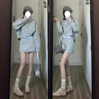 Ženski trodijelni set: slojevita cropped hoodie, prugasta košulja i čipkasta suknja