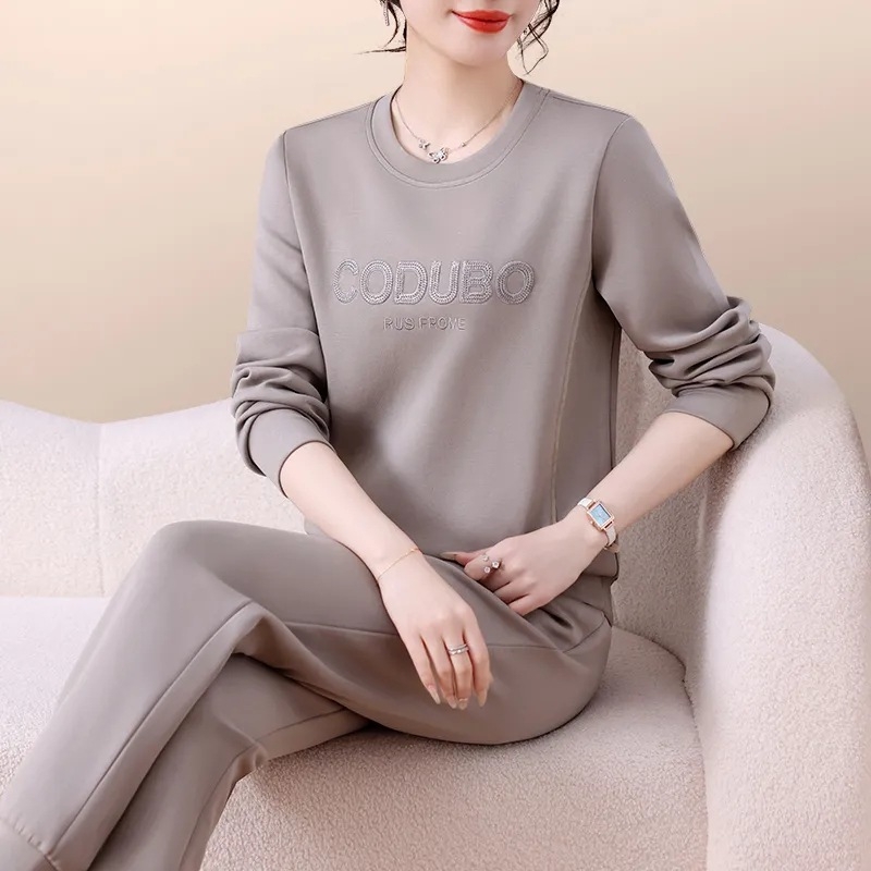Set de trening feminin din două piese cu bluză cu mânecă lungă și guler rotund, croială lejeră, potrivire cromatică (Model: potrivire cromatică; Confecție: colaj/ cusătură; Sezon: toamnă 2023; Material: poliester; Conținutul principalului material: 90–95%)