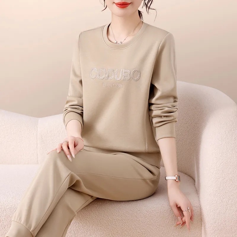 Set de trening feminin din două piese cu bluză cu mânecă lungă și guler rotund, croială lejeră, potrivire cromatică (Model: potrivire cromatică; Confecție: colaj/ cusătură; Sezon: toamnă 2023; Material: poliester; Conținutul principalului material: 90–95%)