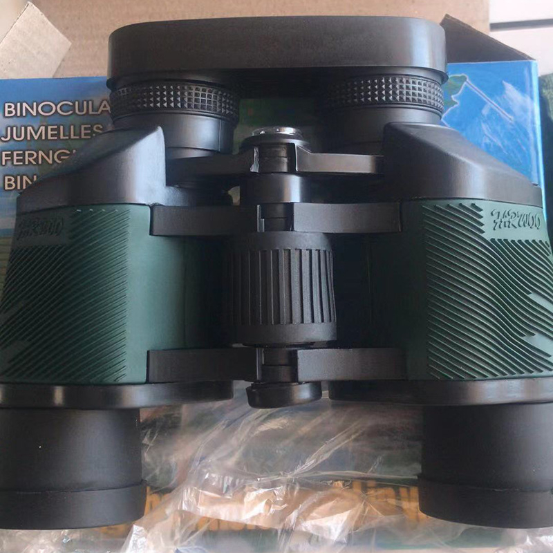 Kompaktni binokulari 7x35 s vidnim poljem 1000 m, izlazna zjenica 5 mm, udaljenost oka 20 mm, rezolucija 7.5