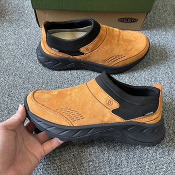 Muške tenisice za četiri sezone slip-on — lagane, udobne; gornji dio od platna i nubuka, potplat od gume, mrežasta podstava.
