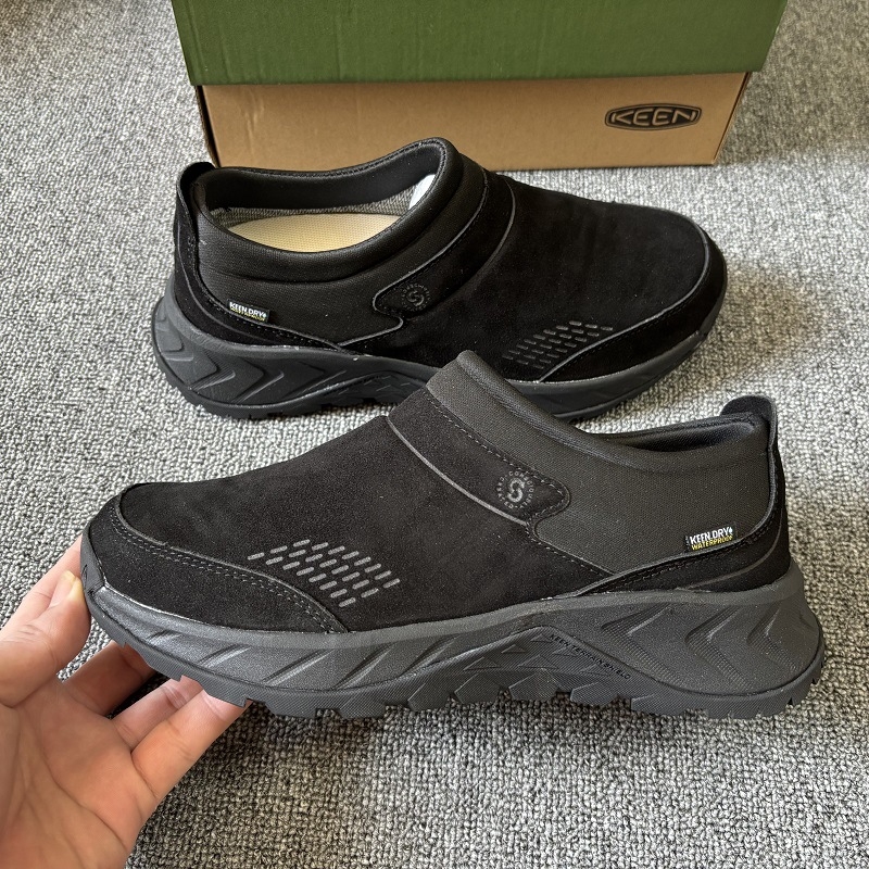 Muške tenisice za četiri sezone slip-on — lagane, udobne; gornji dio od platna i nubuka, potplat od gume, mrežasta podstava.