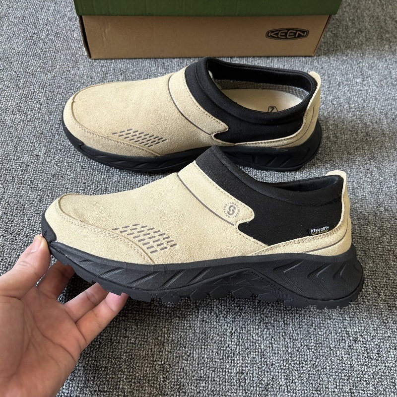 Muške tenisice za četiri sezone slip-on — lagane, udobne; gornji dio od platna i nubuka, potplat od gume, mrežasta podstava.