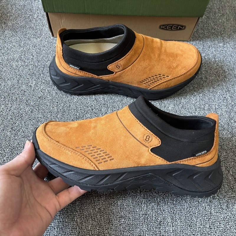 Muške tenisice za četiri sezone slip-on — lagane, udobne; gornji dio od platna i nubuka, potplat od gume, mrežasta podstava.