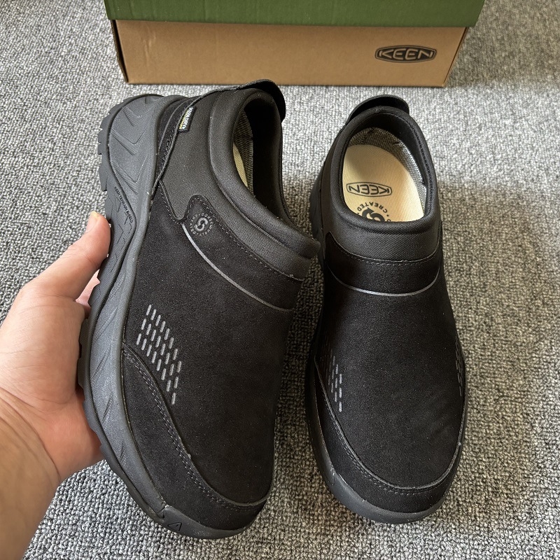 Muške tenisice za četiri sezone slip-on — lagane, udobne; gornji dio od platna i nubuka, potplat od gume, mrežasta podstava.