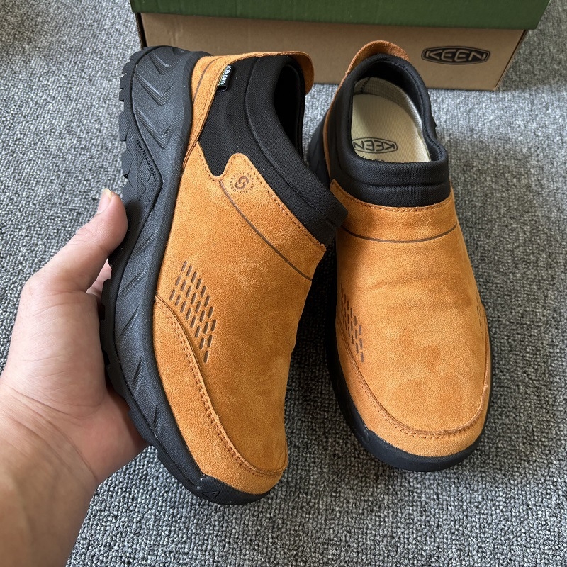 Muške tenisice za četiri sezone slip-on — lagane, udobne; gornji dio od platna i nubuka, potplat od gume, mrežasta podstava.