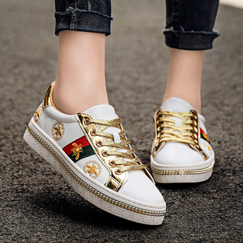 Férfi bőrből készült sportcipő, alacsony felső rész, fűzős, kerek orr, lélegző belső háló, gumi talp