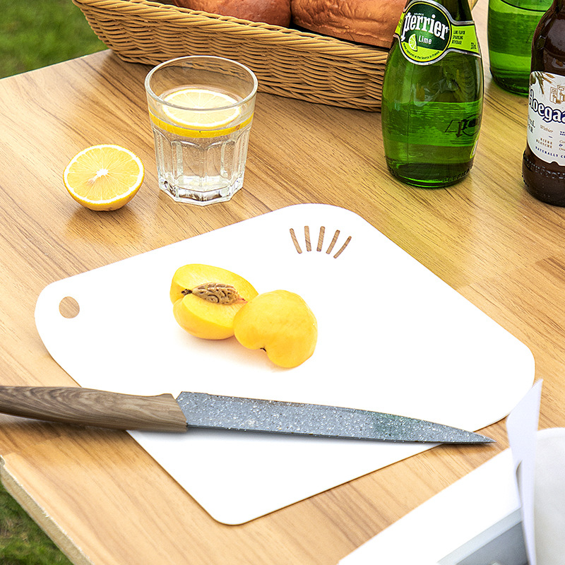 Red Dust tocător cu margini laterale, găuri de scurgere și posibilitate de agățare, pentru legume, fructe și hrana bebelușilor