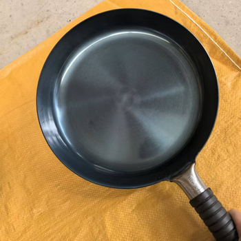 Τηγάνι με επίπεδο πυθμένα, χειροποίητα σφυρηλατημένο, λεία επιφάνεια; σώμα από σφυρηλατημένο σίδηρο με βάση από χυτοσίδηρο; 1,2 κιλά; συμβατό με όλες τις εστίες.