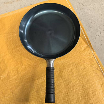 Τηγάνι με επίπεδο πυθμένα, χειροποίητα σφυρηλατημένο, λεία επιφάνεια; σώμα από σφυρηλατημένο σίδηρο με βάση από χυτοσίδηρο; 1,2 κιλά; συμβατό με όλες τις εστίες.