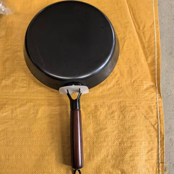 Τηγάνι με επίπεδο πυθμένα, χειροποίητα σφυρηλατημένο, λεία επιφάνεια; σώμα από σφυρηλατημένο σίδηρο με βάση από χυτοσίδηρο; 1,2 κιλά; συμβατό με όλες τις εστίες.