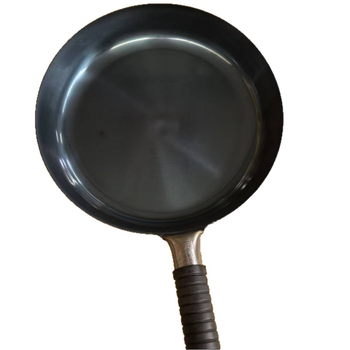 Τηγάνι με επίπεδο πυθμένα, χειροποίητα σφυρηλατημένο, λεία επιφάνεια; σώμα από σφυρηλατημένο σίδηρο με βάση από χυτοσίδηρο; 1,2 κιλά; συμβατό με όλες τις εστίες.