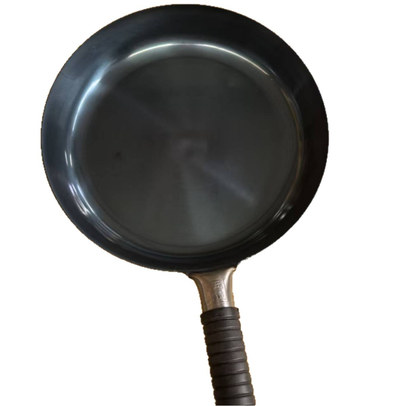 Τηγάνι με επίπεδο πυθμένα, χειροποίητα σφυρηλατημένο, λεία επιφάνεια; σώμα από σφυρηλατημένο σίδηρο με βάση από χυτοσίδηρο; 1,2 κιλά; συμβατό με όλες τις εστίες.