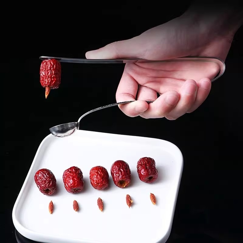 Jujube seed remover – ustensil de bucătărie din oțel inoxidabil, unelte de casă cu design minimalist modern; origine Yiwu; lansat în 2024.