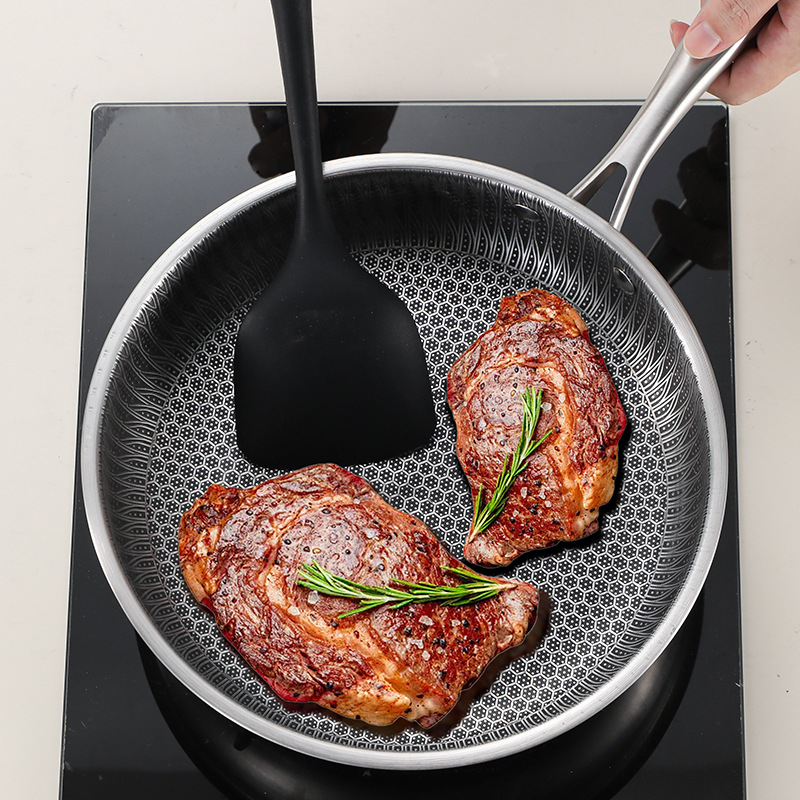 Tava s neprijanjajućom površinom i ravnim dnom, kompatibilna s indukcijskim i plinskim pločama; idealna za steak i kućnu upotrebu
