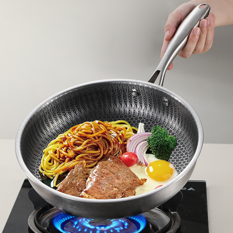 Tava s neprijanjajućom površinom i ravnim dnom, kompatibilna s indukcijskim i plinskim pločama; idealna za steak i kućnu upotrebu