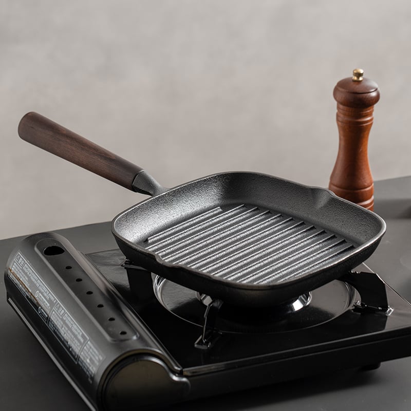 Set lijevanog željeza za prženje steakova — ravno dno, dvostruka drška, neprijanjajuća prevlaka