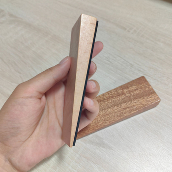 Podni stopper za vrata, dugi trokutasti drveni model, materijal plastika, površina s drvenim uzorkom, ručno upravljanje