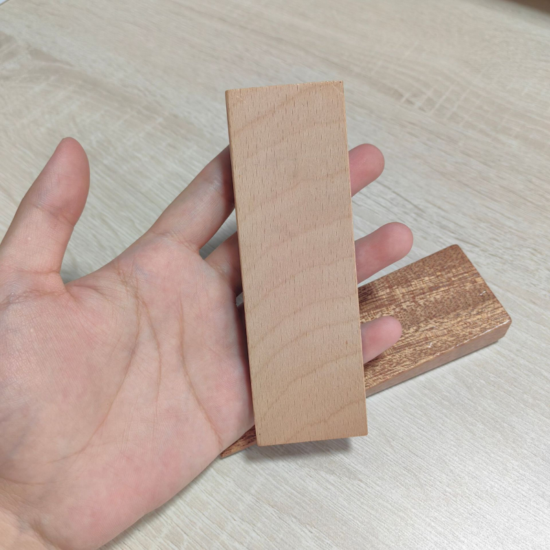 Podni stopper za vrata, dugi trokutasti drveni model, materijal plastika, površina s drvenim uzorkom, ručno upravljanje