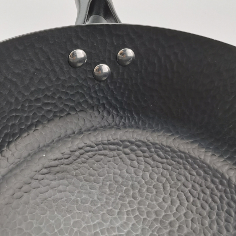 Wok od finog željeza – moderan minimalistički dizajn, bez premaza, dubina 7,6 cm, težina 1,5 kg