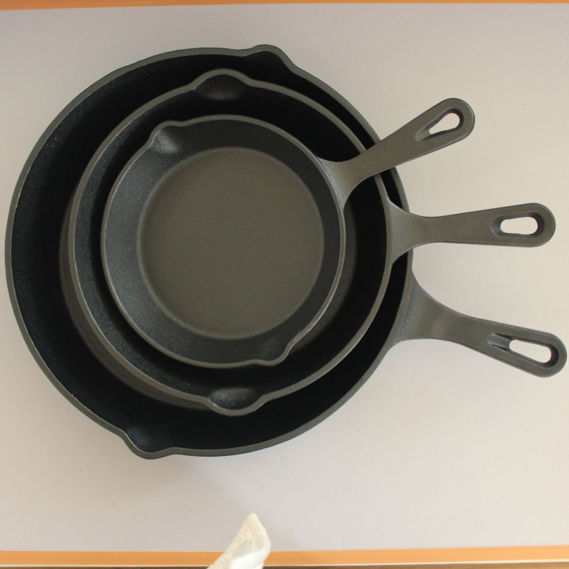 Set od 3 tava od lijevanog željeza, s plosnim dnom, bez premaza, neprijanjajući, model 70-72B