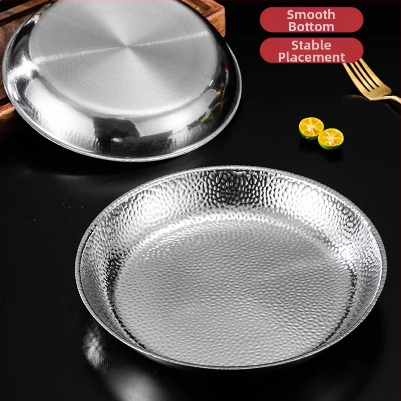 Farfurie rotundă din oțel inoxidabil, textură ciocănită, bază plată, în stil lux ușor retro