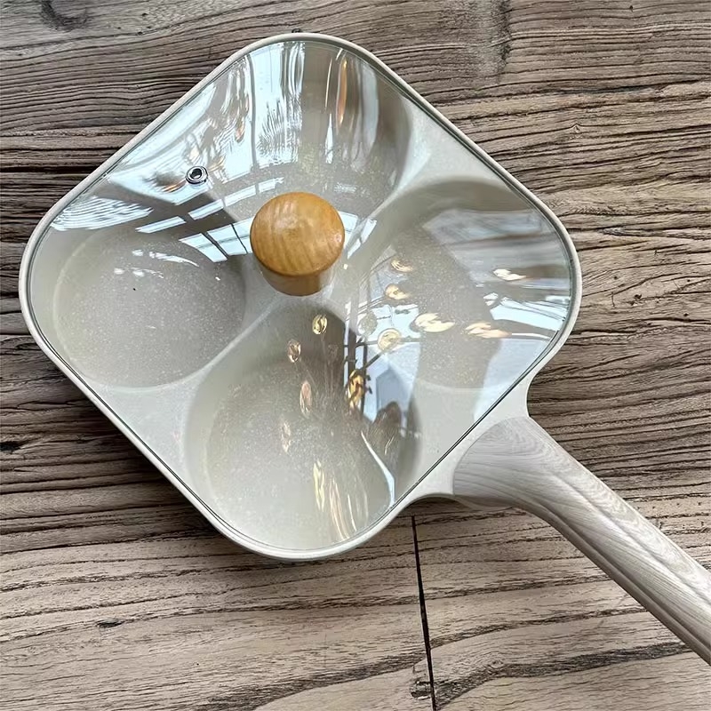 Tigaie pentru ouă cu capac, patru găuri, din aliaj de aluminiu, bază cu trei straturi, antiaderent, compatibilă cu arzătorul pe gaz