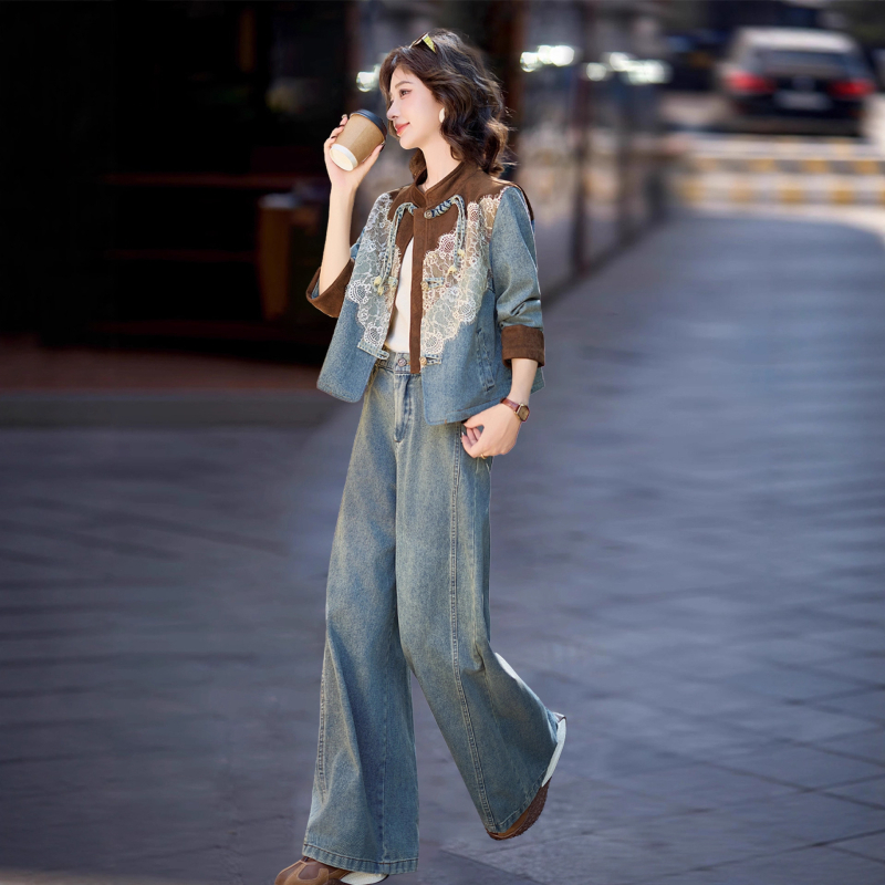 Ženski dvodijelni denimski kostim s jaknom s čipkastim patchworkom i izvezenim detaljima; denim tkanina od pamuka i poliestera; elegantan poslovni stil.