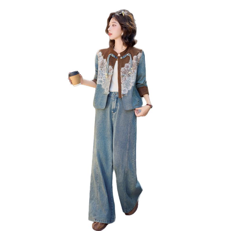 Ženski dvodijelni denimski kostim s jaknom s čipkastim patchworkom i izvezenim detaljima; denim tkanina od pamuka i poliestera; elegantan poslovni stil.