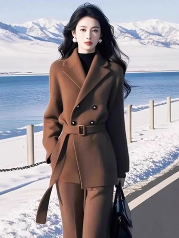 Ženski hlačni kostim: blok uzorak, pleteni materijal, jezgra pređa i akrilna smjesa, jesen 2025