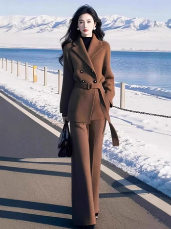 Ženski hlačni kostim: blok uzorak, pleteni materijal, jezgra pređa i akrilna smjesa, jesen 2025