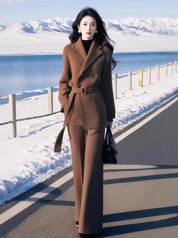 Ženski hlačni kostim: blok uzorak, pleteni materijal, jezgra pređa i akrilna smjesa, jesen 2025