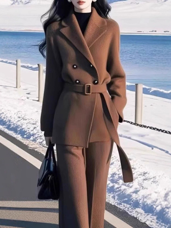 Ženski hlačni kostim: blok uzorak, pleteni materijal, jezgra pređa i akrilna smjesa, jesen 2025